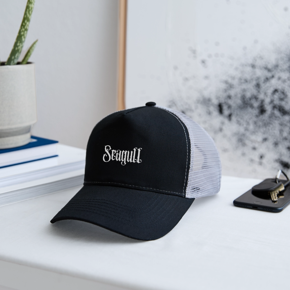 Rostock 'SEAGULL' Trucker Cap mit weißem Print - Schwarz/Steingrau